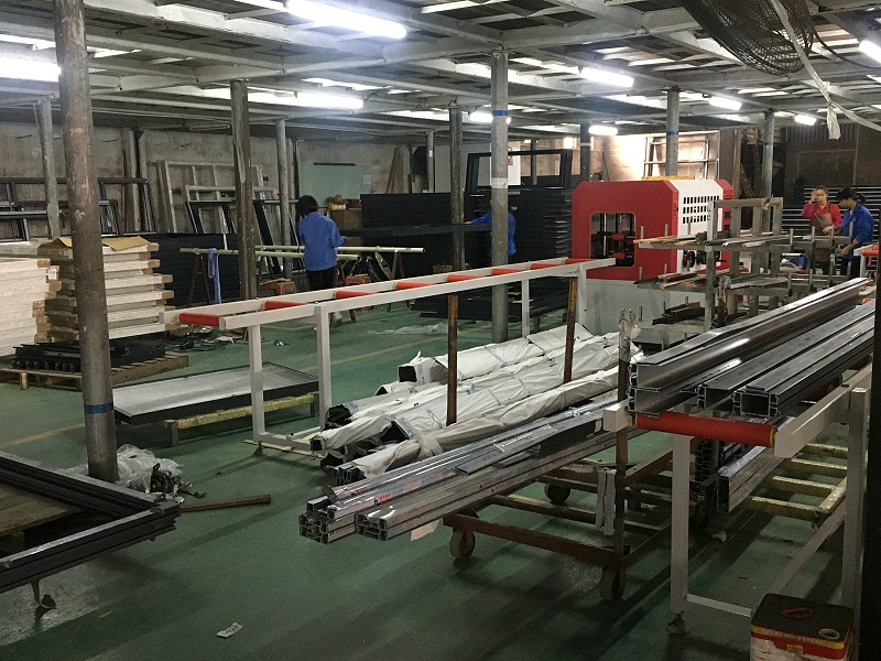 什么？你家的鋁合金門窗只要300元/平？年輕人，耗子喂汁！